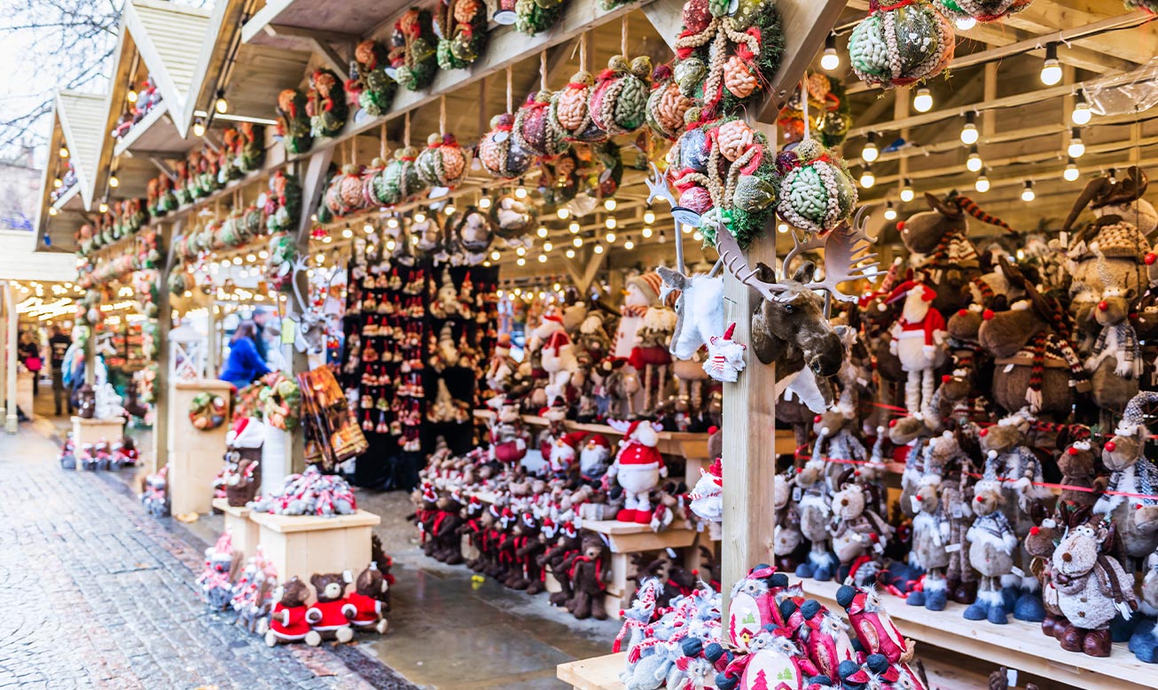 Pop-Up-Christmas-Delivery-Store-Outside holiday logistics
